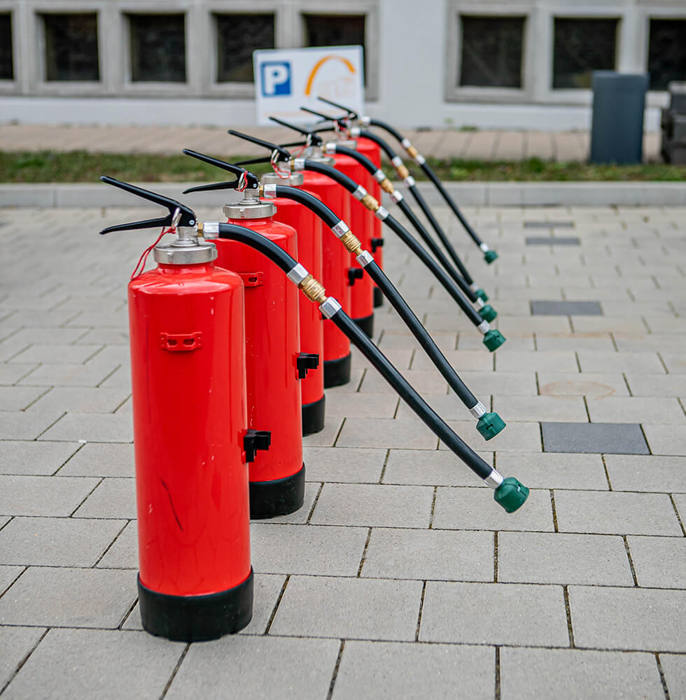 Feuerlöscher aufgereiht
