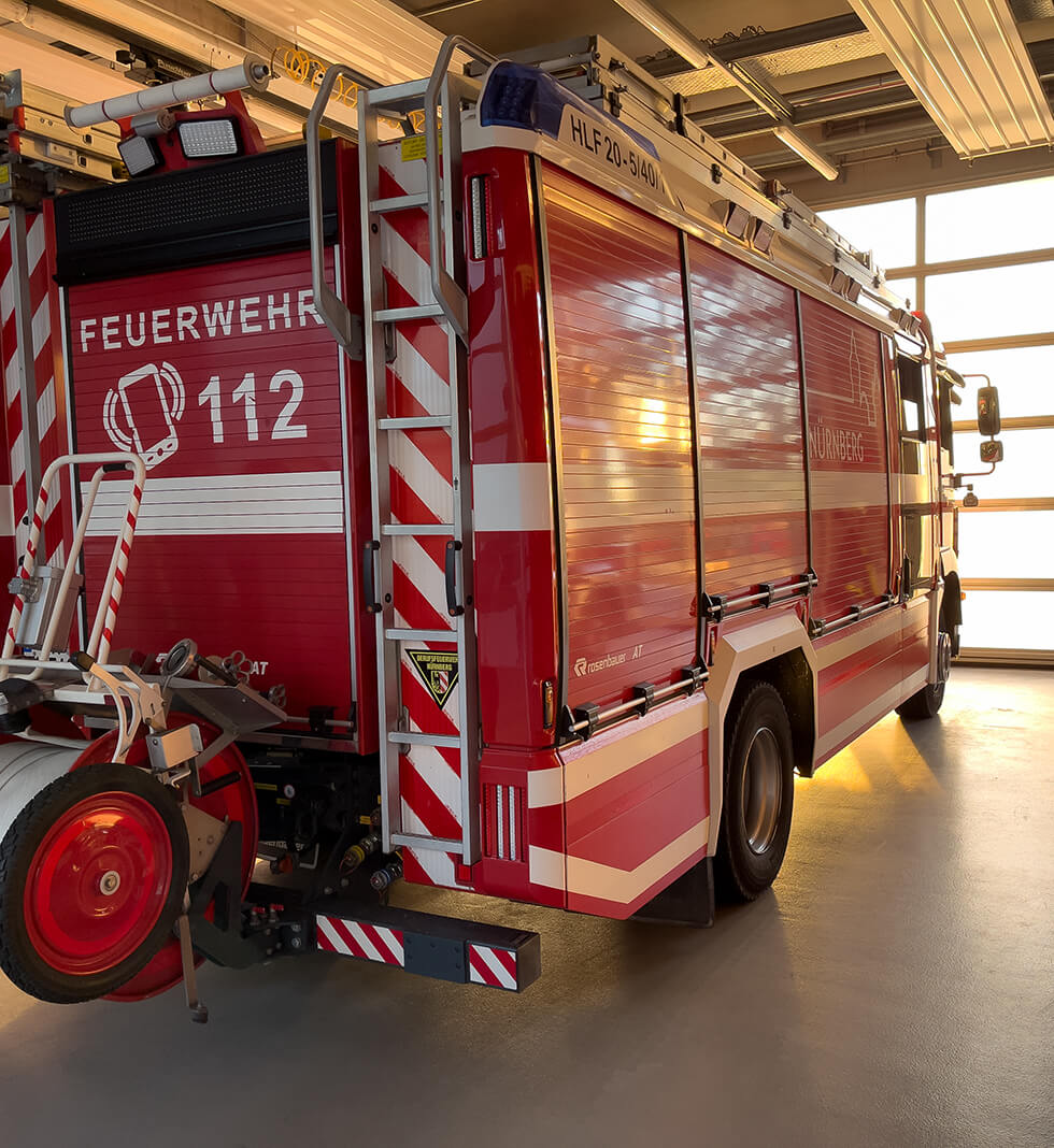 Brandschutzhelfer Ausbildung Bayern. Berufsfeuerwehr Auto vor der Ausbildung