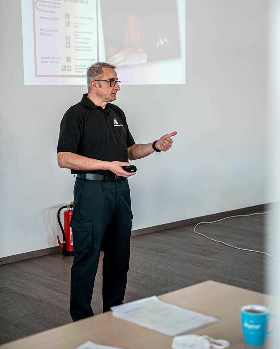 Brandschutzhelfer Ausbildung Bayern, Ausbilder erklärt bodenständig.
