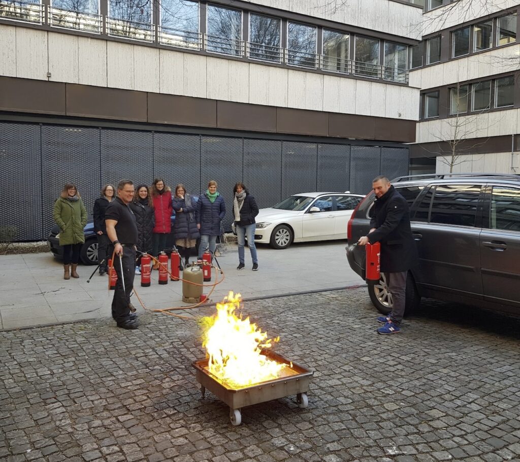 Brandschutzhelfer Ausbildung München Inhouse beim Feuerlöschen.
