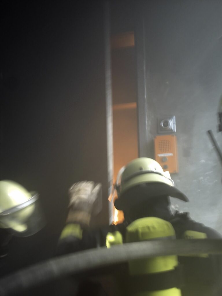Arztpraxis Brandschutz Schulung mit Feuerwehrmännern