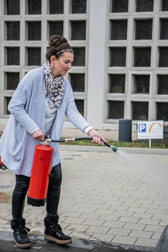 Feuerlöscherunterweisung für Frauen