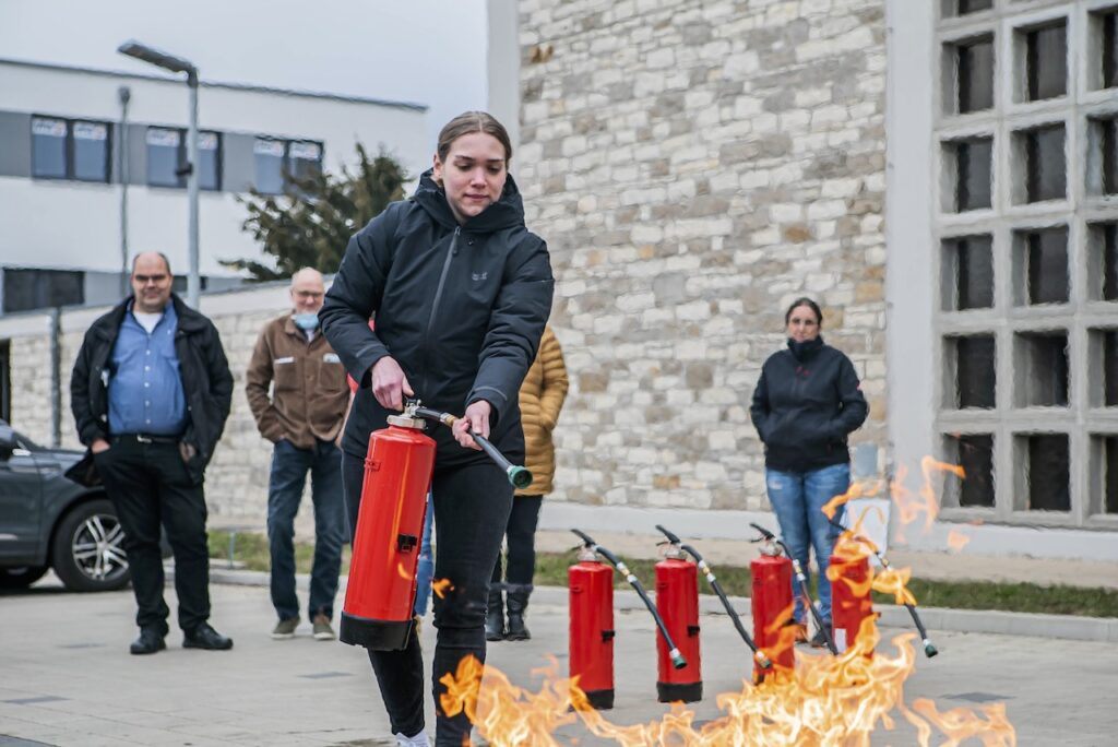 Umgang mit Feuerlöscher - Bild