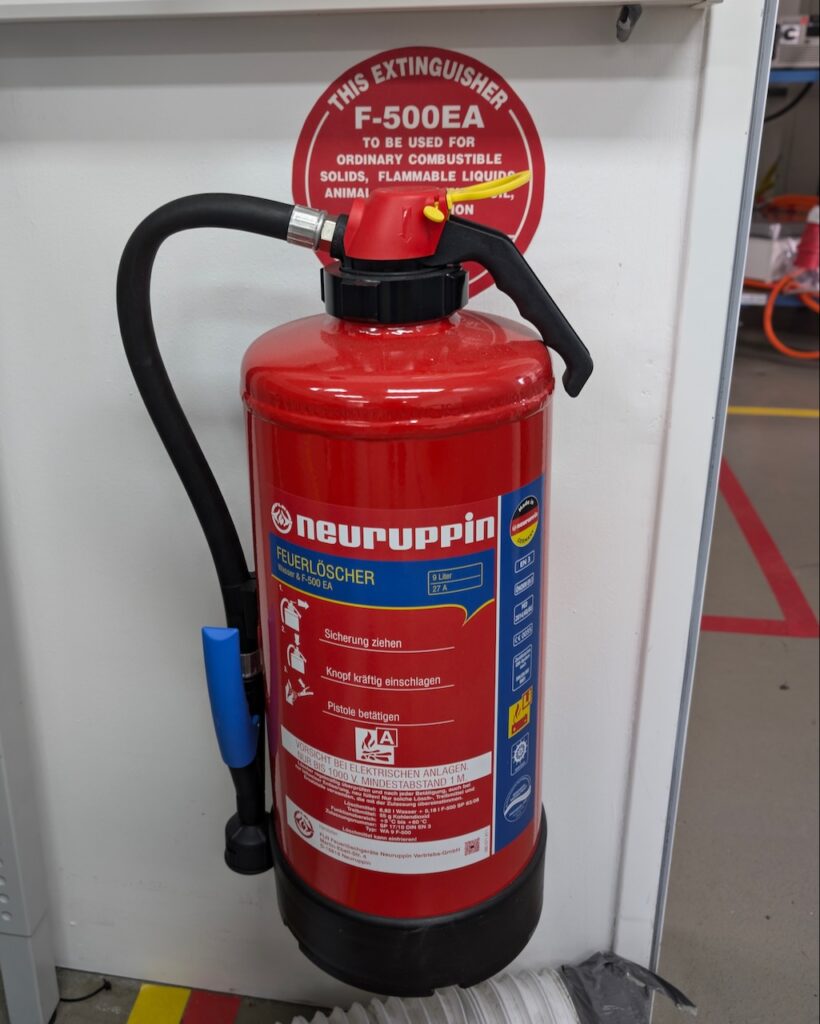 Foto eines als Lithium-Löscher beworbenen F-500-EA Feuerlöschers