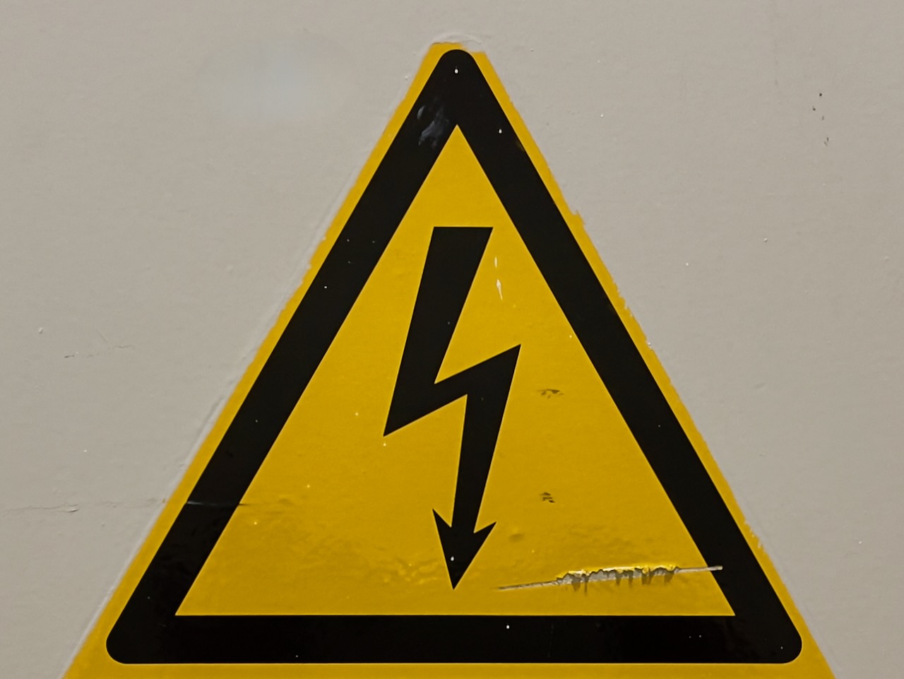 Hinweisgrafik: Kein Metallbrand – Lithium-Ionen-Brände zählen zur Brandklasse A