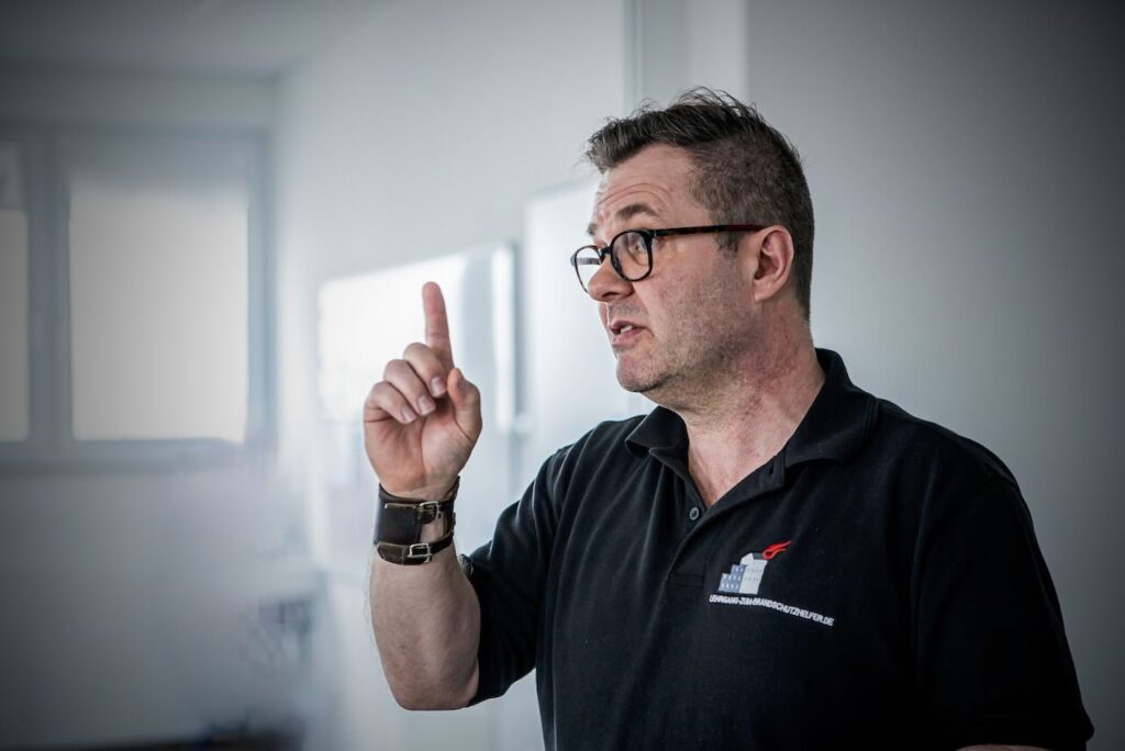 Brandschutzhelfer-Ausbildung per PowerPoint ❌ Warum das nicht reicht; Oberbrandmeister Thomas Till weißt darauf hin.