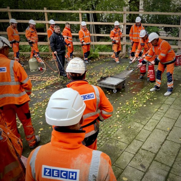 Brandschutzhelfer Ausbildung Stuttgart 21 - Bauarbeiter beim Löschen mit Oberbrandmeister Thomas Till am Feuertrainer.