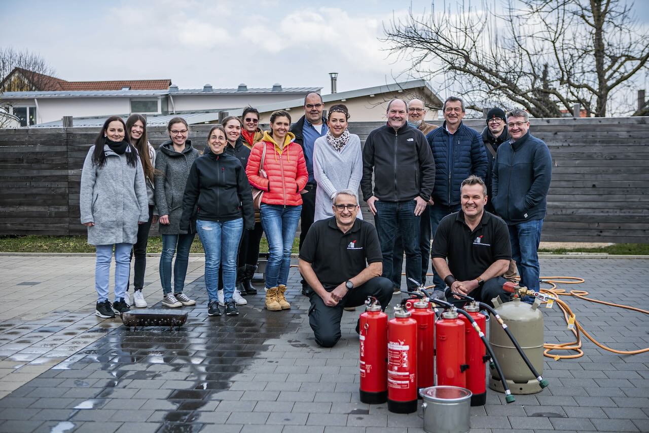 Brandinspektor Heiko Schmidt, Oberbrandmeister Thomas Till (Berufsfeuerwehrmänner) der Schmidt & Till GbR mit Teilnehmern - Gruppenbild