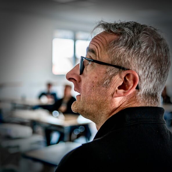 Brandinspektor Heiko Schmidt vermittelt ein sicherheitsrelevantes Thema während der Brandschutzhelfer Ausbildung in Bayern.