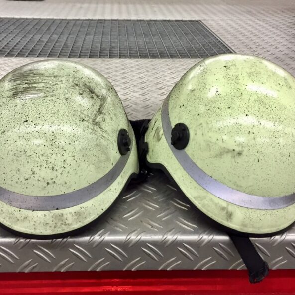 Zwei gebrauchte Feuerwehrhelme als Symbol für echte Einsatzerfahrung in der Brandschutzhelfer Ausbildung Bayern.