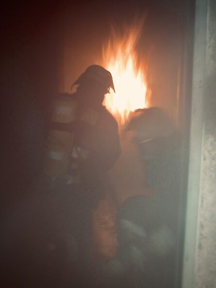 Feuerwehrkräfte im Innenangriff vor offener Flamme – reale Einsatzerfahrung der Berufsfeuerwehrmänner als Grundlage der Ausbildung