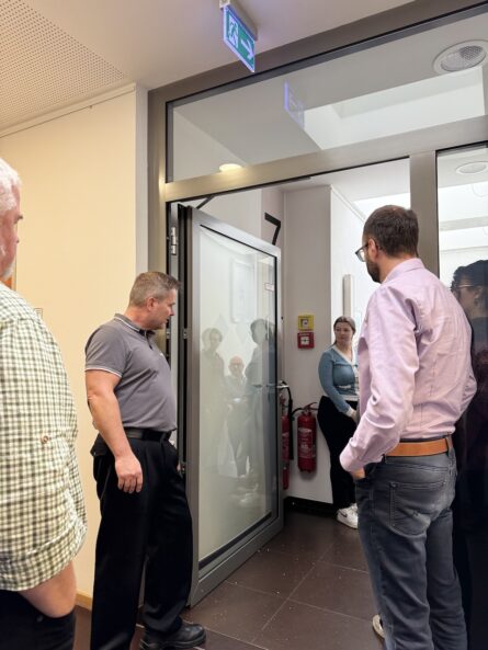 Evakuierung und Fluchtweg-Einweisung während der Brandschutzhelfer Ausbildung in Bayern