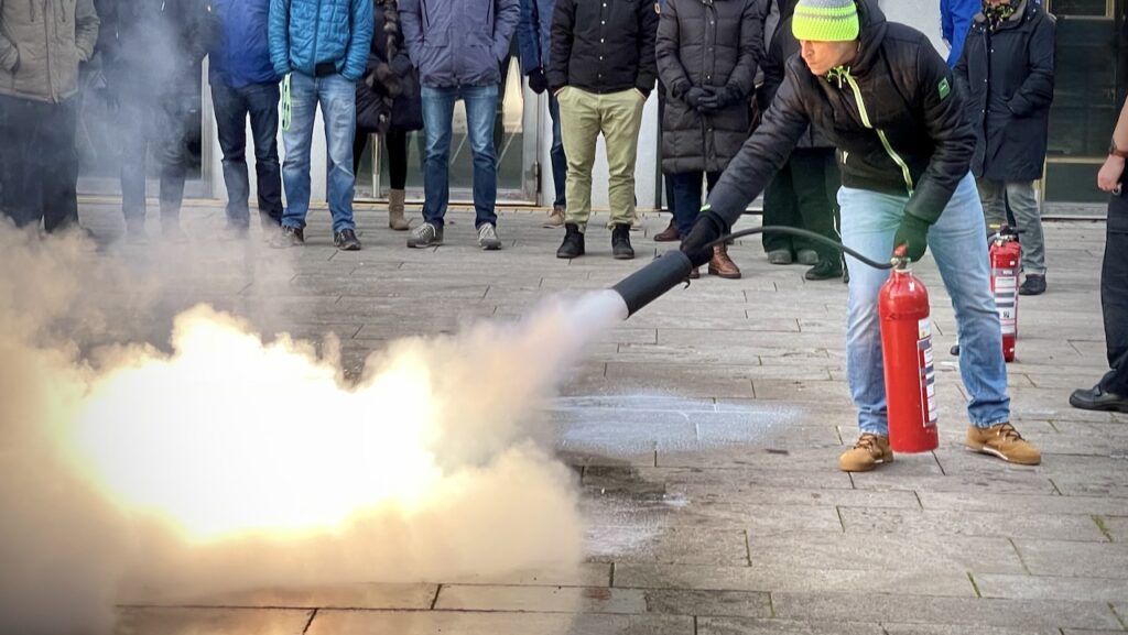 Brandschutzhelfer Ausbildung Bayern – Inhouse-Löschübung mit Feuerlöscher während der Schulung
