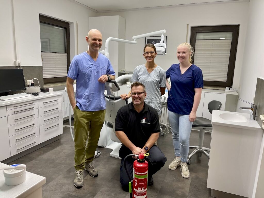 Teilnehmendes medizinisches Team nach der Brandschutzhelfer Ausbildung in Bayern mit Berufsfeuerwehrmann