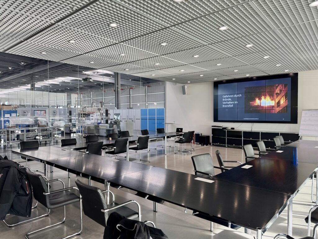 Moderner Seminarraum für Brandschutzhelfer Schulungen in Bayern – professionelles Umfeld für klare Preisstruktur