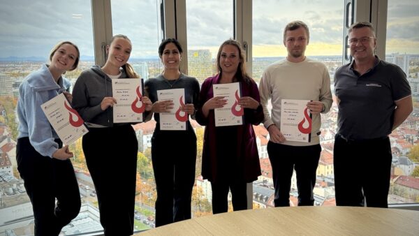 Abschlussfoto einer Inhouse-Brandschutzhelfer Ausbildung in Bayern mit ausgegebenen Zertifikaten