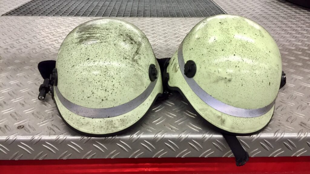 Einsatzhelme von Berufsfeuerwehrmännern – reale Ausbilder der Brandschutzhelfer-Schulung