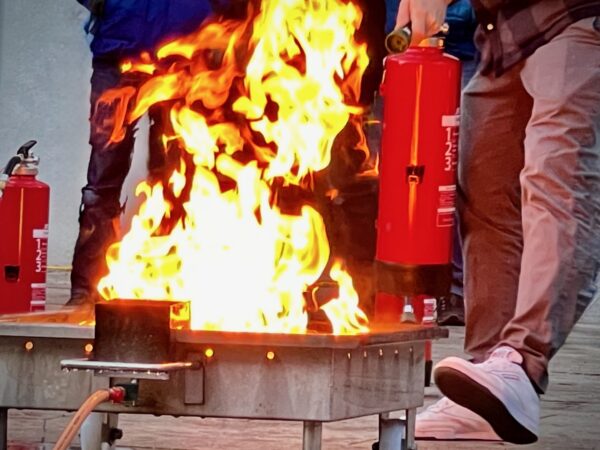 Kontrollierte Löschübung mit Feuerlöscher an einem gasbetriebenen Übungsfeuer im Rahmen der Brandschutzhelfer Ausbildung in Bayern