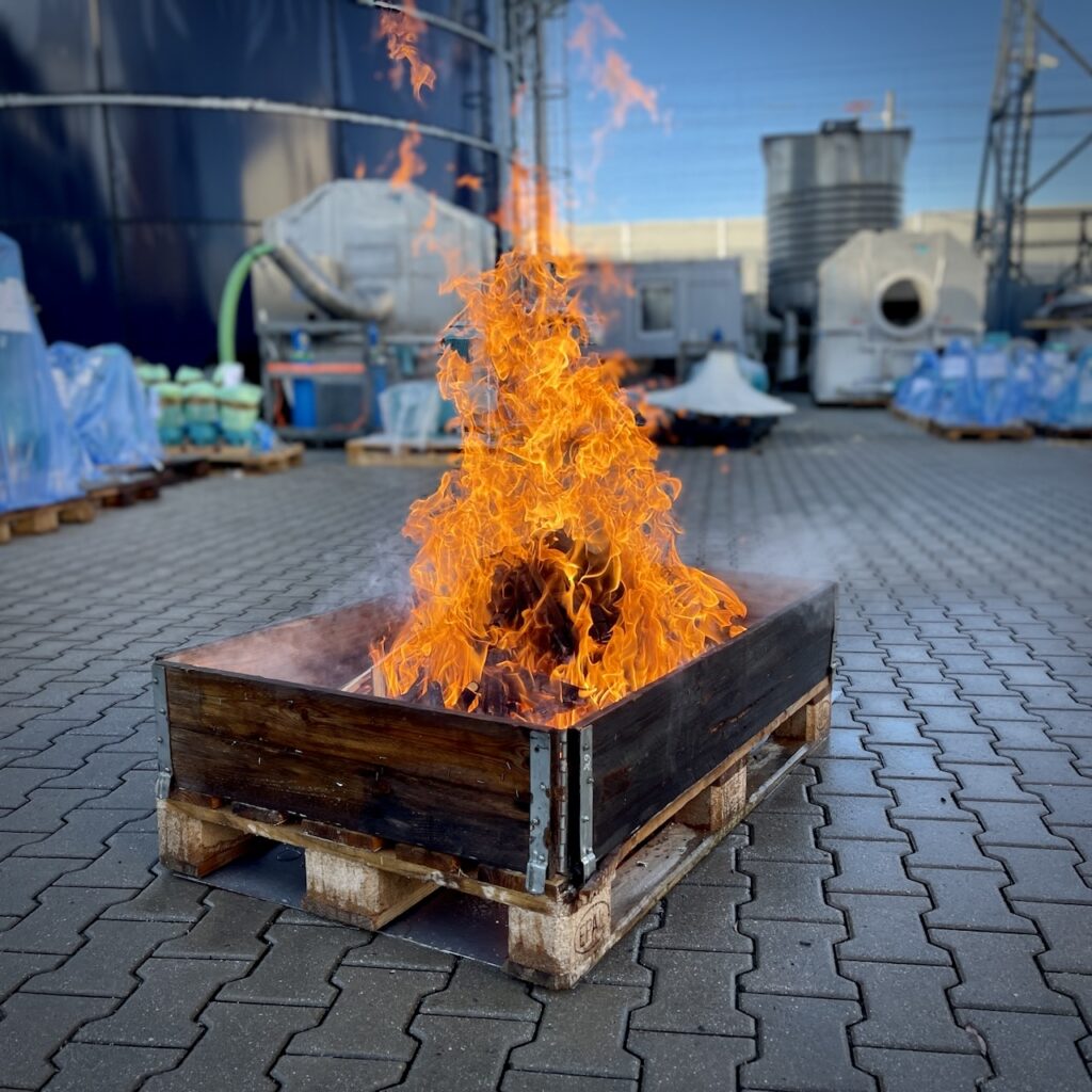 Echtes Feuerlöschtraining mit realer Brennwanne – Foto einer praktischen Löschübung für Brandschutzhelfer.