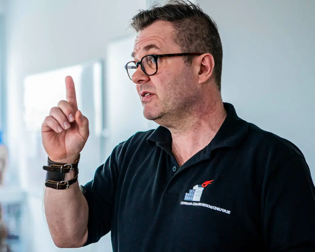 Ausbilder erklärt den Ablauf eines Brandschutzhelfer Inhouse Kurses im Betrieb