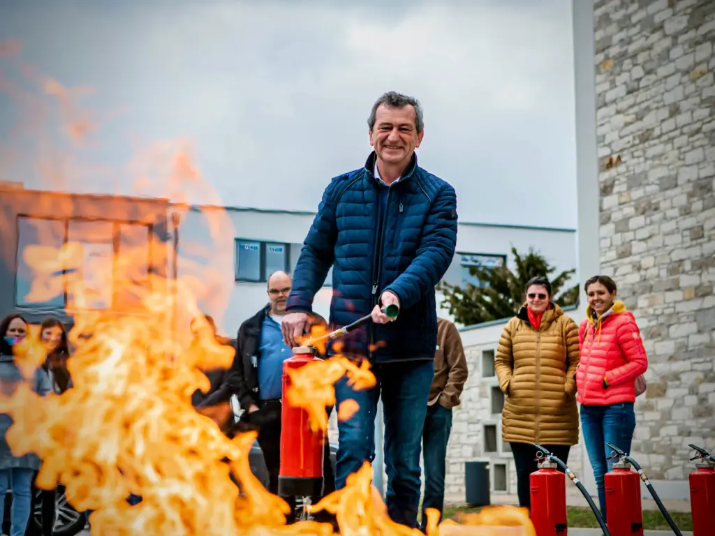 Brandschutzhelfer Schulung Kosten – praktische Löschübung mit echtem Feuer im Betrieb