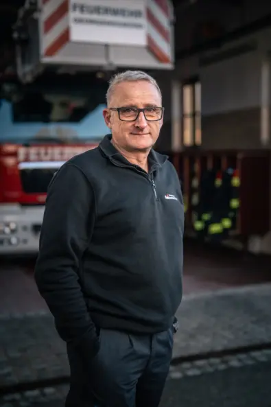 Heiko Schmidt, Brandinspektor und Ausbilder für Brandschutzhelfer vor einer Drehleiter
