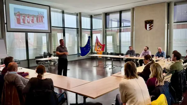 Brandschutzschulung im Betrieb mit Beschäftigten in einer betrieblichen Schulungssituation