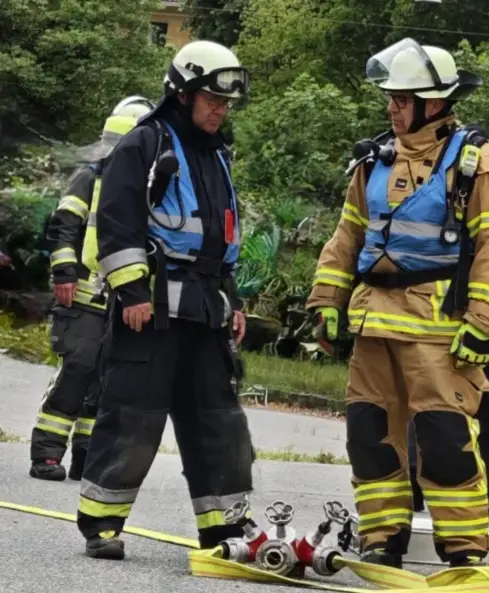 Thomas Till mit einem Kollegen der Berufsfeuerwehr im Atemschutzeinsatz – reale Einsatzerfahrung für die Brandschutzhelfer Ausbildung in Bayern