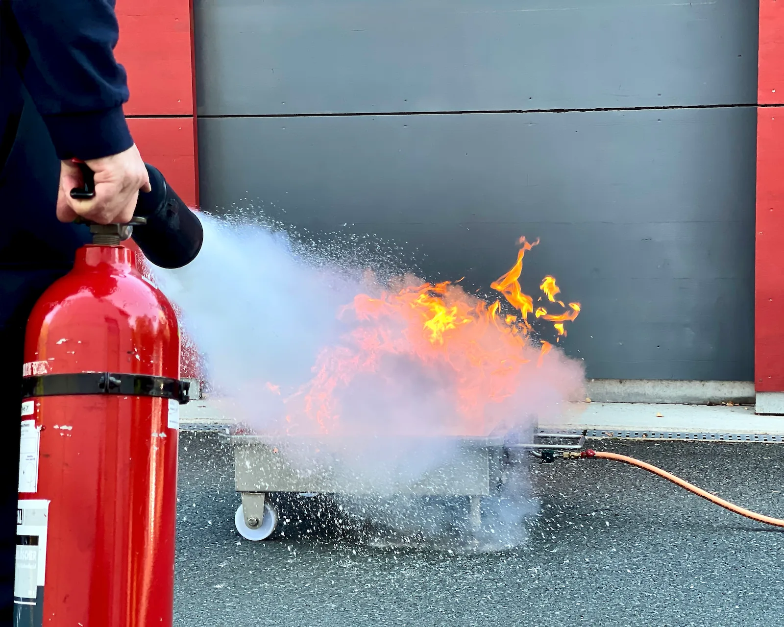 Praktische Löschübung mit Feuerlöscher bei einer Brandschutzhelfer Schulung in Stuttgart, durchgeführt von Berufsfeuerwehrmann Thomas Till