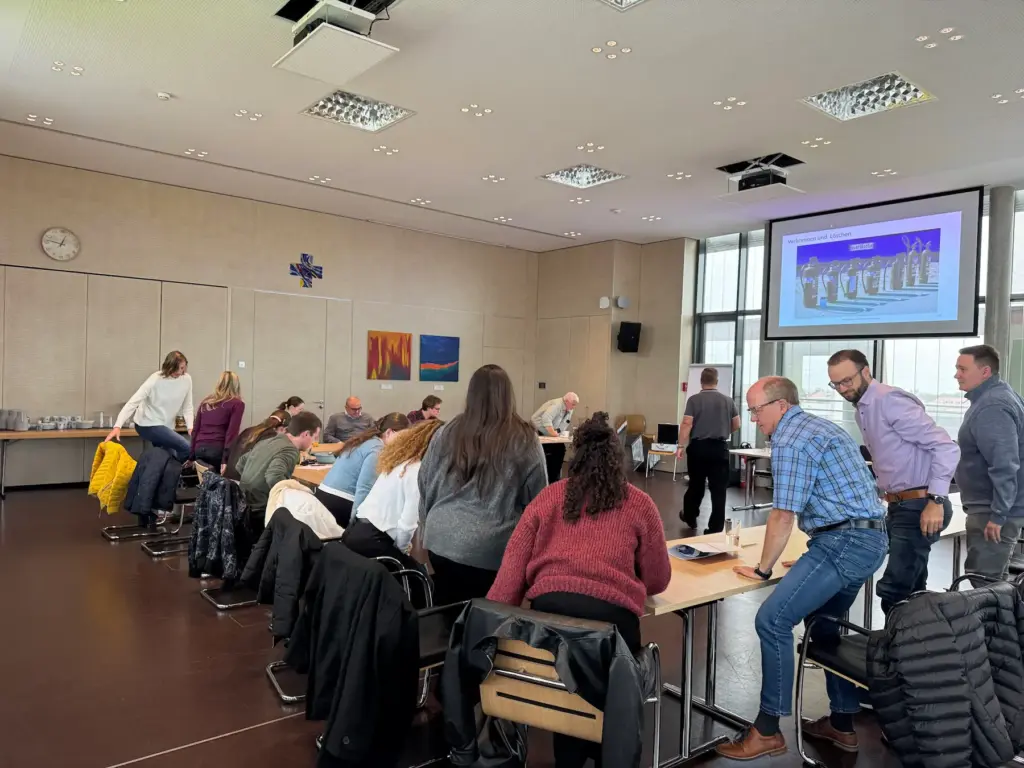 Teilnehmer einer Brandschutzhelfer-Ausbildung üben beim Bezirk Schwaben eine horizontale Evakuierung im Rahmen eines praktischen Schulungsszenarios.