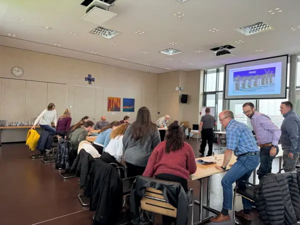 Teilnehmer einer Brandschutzhelfer-Ausbildung üben beim Bezirk Schwaben eine horizontale Evakuierung im Rahmen eines praktischen Schulungsszenarios.