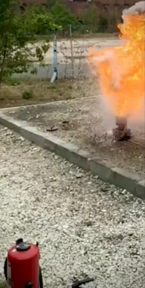 Feuerball einer Fetteruption nach dem Einbringen von Wasser in heißes Speiseöl.