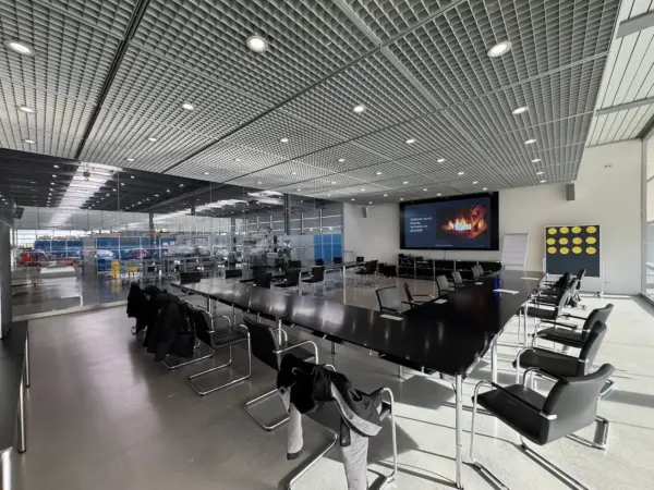 Moderner Konferenzraum in einem Industriebetrieb als Schulungsraum für einen Brandschutzhelfer-Kurs