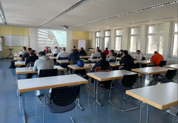 Teilnehmergruppe eines Brandschutzhelfer-Kurses im theoretischen Schulungsteil
