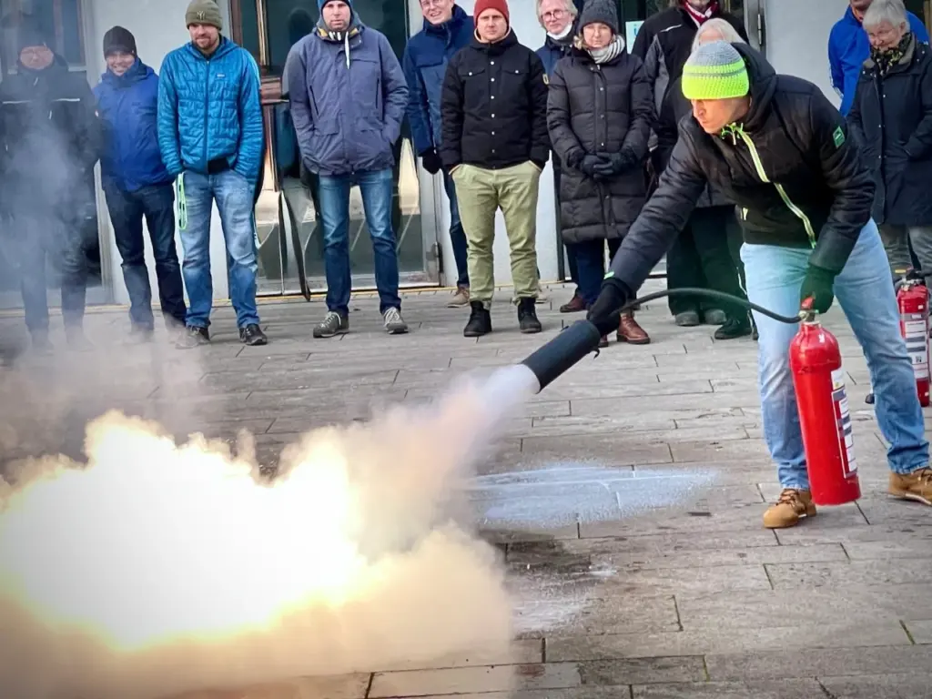 Praktische Löschübung einer Brandschutzhelfer-Ausbildung - Kosten für eine größere Teilnehmergruppe vor Ort