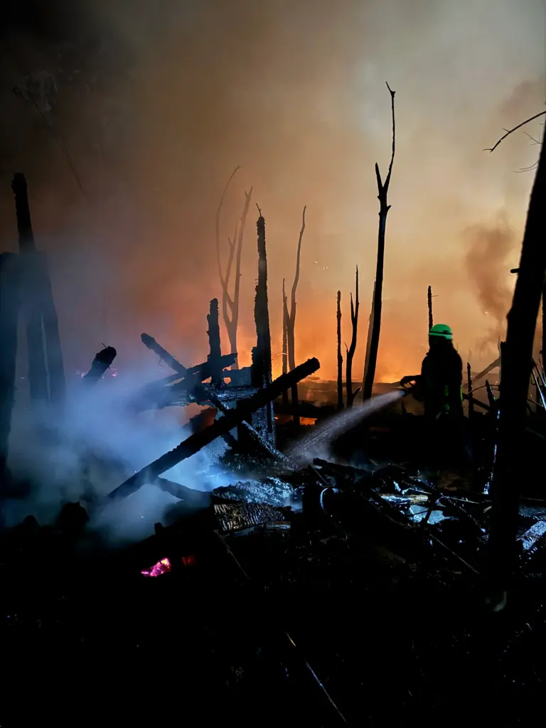Originalfoto eines realen Feuerwehreinsatzes. Ein Berufsfeuerwehrbeamter bekämpft einen Gebäudebrand unter schwierigen Einsatzbedingungen. Dichte Rauchentwicklung, eingeschränkte Sicht und ständig wechselnde Situationen zeigen, warum Brände selten wie im Lehrbuch verlaufen. Genau diese Erfahrungen fließen verständlich und nachvollziehbar in unsere Brandschutzhelfer Auffrischungen für Unternehmen ein.