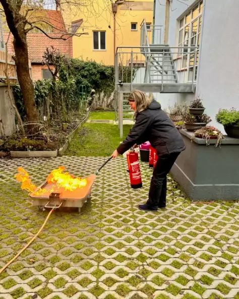 Kleine befestigte Außenfläche für eine praktische Löschübung mit Feuerlöschern beim Brandschutzhelfer-Kurs