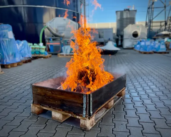 Kontrolliertes Holzfeuer für die praktische Löschübung eines Brandschutzhelfer-Kurses