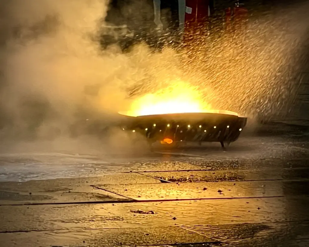 Praktische Löschübung an einem Metallbrand im Rahmen eines Brandschutzhelfer-Kurses nach vorheriger Sondervereinbarung