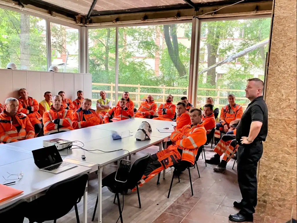 Provisorisch eingerichteter Baustellenraum als Schulungsraum für einen Brandschutzhelfer-Kurs