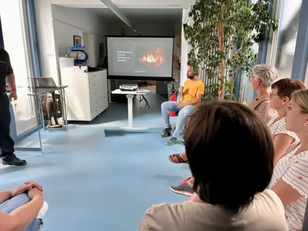 Wartebereich einer Arztpraxis mit Präsentationstechnik für den theoretischen Teil eines Brandschutzhelfer-Kurses