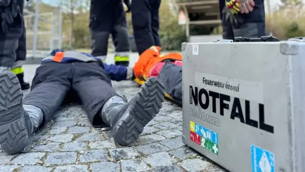 Notfallmedizinische Übung mit Übungspuppen und Notfallkoffer im Rahmen einer Berufsfeuerwehr-Ausbildung
