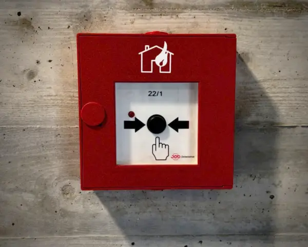 Brandschutzhelfer Aufgaben: Alarm über einen manuellen Brandmelder auslösen und anschließend den Notruf 112 absetzen