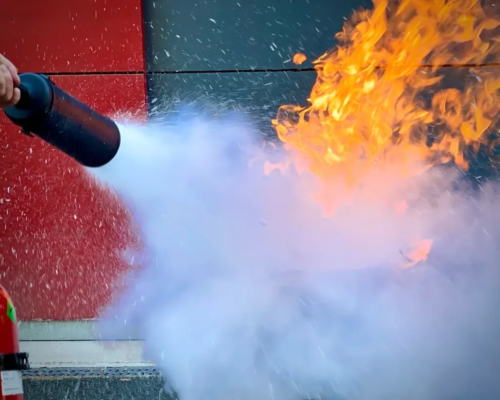Brandschutzhelfer Hauptaufgabe: Entstehungsbrand mit Feuerlöscher frühzeitig eindämmen, bevor aus einem kleinen Feuer ein größerer Brand wird