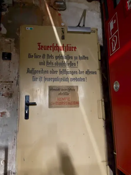 Brandschutzhelfer Aufgaben: Feuerschutztür geschlossen halten, um die Ausbreitung von Rauch und Feuer zu begrenzen