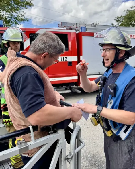 Brandschutzhelfer Aufgaben: Feuerwehr einweisen und Einsatzkräften wichtige Informationen zu Brandort, Personen und Gefahren übergeben