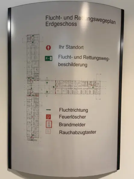 Brandschutzhelfer Aufgaben: Flucht- und Rettungswegeplan zeigt Fluchtwege, Standorte von Feuerlöschern und Brandmeldern