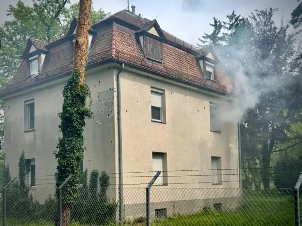 Brandschutzhelfer Aufgaben: Rauchentwicklung am Gebäude erkennen, Ruhe bewahren und die Situation erfassen