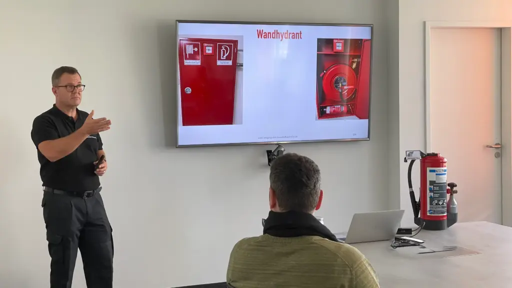 Berufsfeuerwehrmann Thomas Till als Ausbilder bei einer Brandschutzhelfer-Inhouse-Schulung in Nürnberg