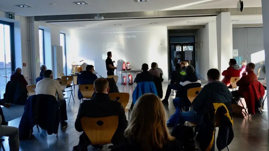 Ausbilder, Oberbrandmeister Thomas Till unterrichtet eine Gruppe von Teilnehmern bei einer Brandschutzhelfer-Schulung in Neustadt an der Aisch